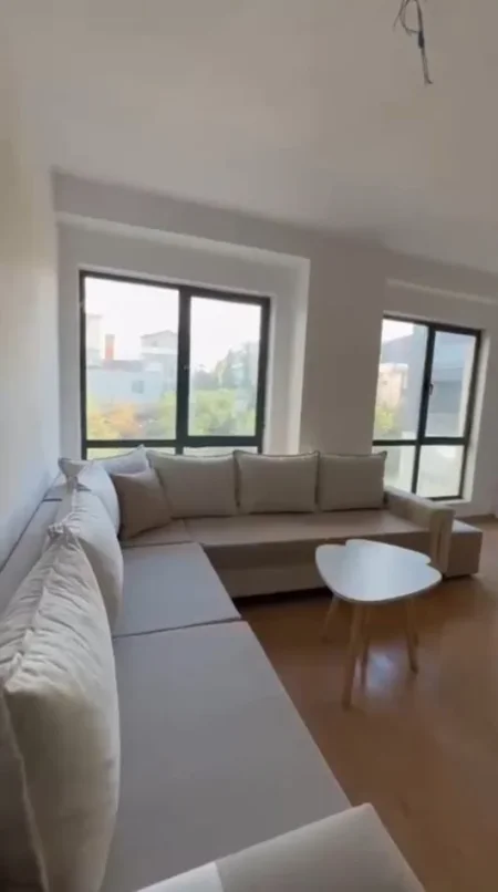 Tirane, jepet me qera apartament 3+1 Kati 4, 110 m² 500 € (5 MAJ)