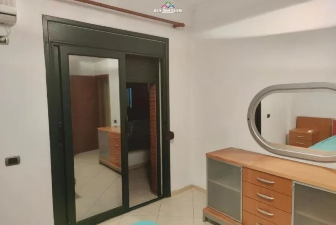 Tirane, jepet me qera apartament 2+1 Kati 2, 120 m² 700 € (rruga ferit xhajko)