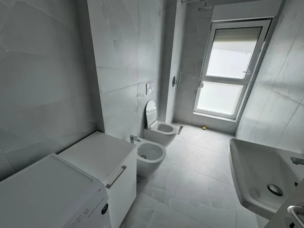 Tirane, jepet me qera apartament 1+1 Kati 5, 400 €