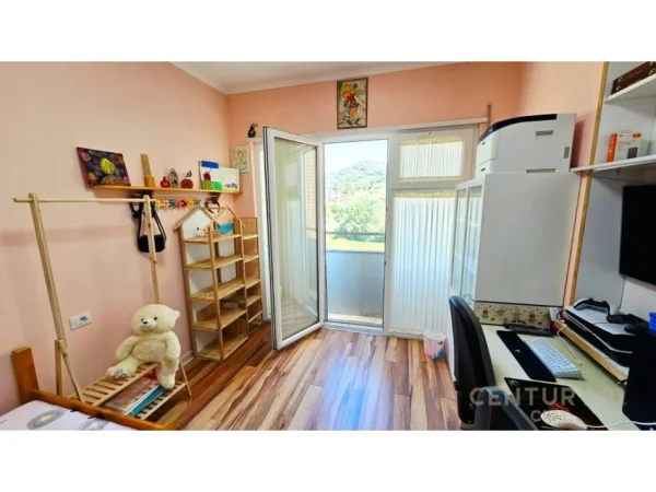 Tirane, jepet me qera apartament 3+1+Ballkon Kati 4, 160 m² 1.380 € (Liqeni Thate)