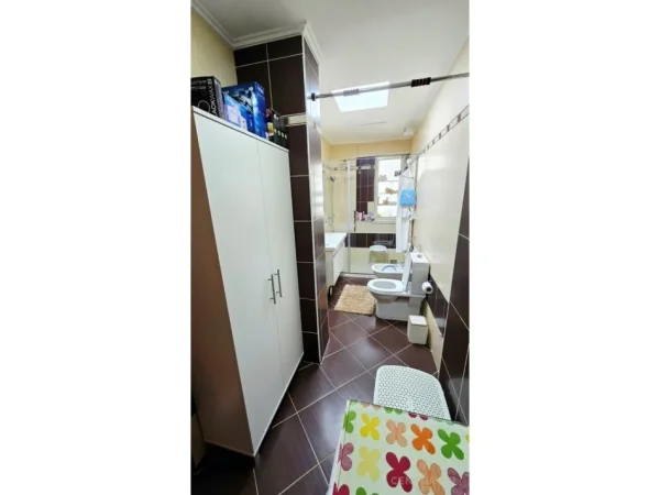 Tirane, jepet me qera apartament 3+1+Ballkon Kati 4, 160 m² 1.380 € (Liqeni Thate)