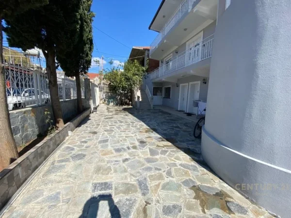 Tirane, jepet me qera Vile Kati 3, 665 m² 4.000 € (Don Bosko)