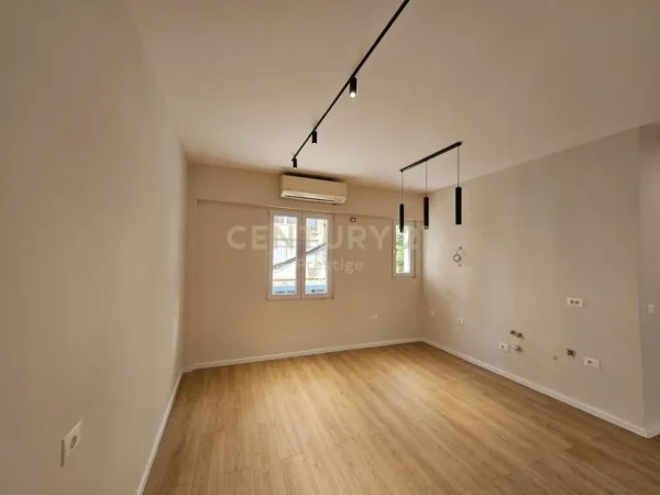 Tirane, jepet me qera zyre Kati 1, 70 m² 1.000 € (Qender)