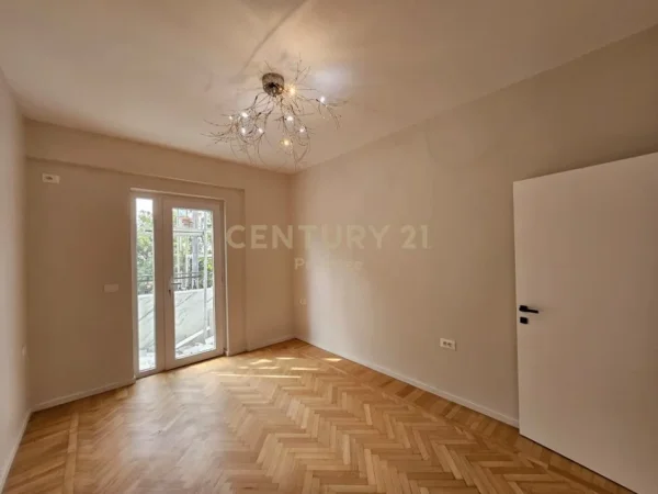 Tirane, jepet me qera zyre Kati 1, 70 m² 1.000 € (Qender)