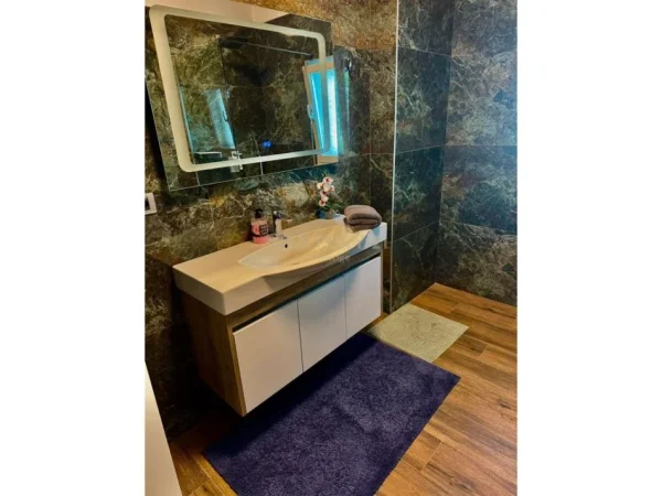 Tirane, jepet me qera apartament 2+1 Kati 2, 145 m² 500 € (Linze)