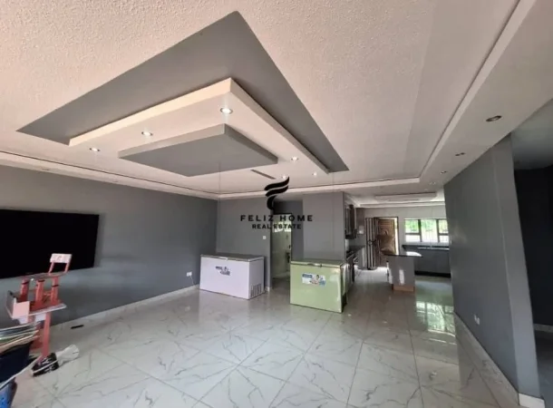 Tirane, shitet dyqan Kati 0, 94 m² 250.000 € (ZOGU ZI)