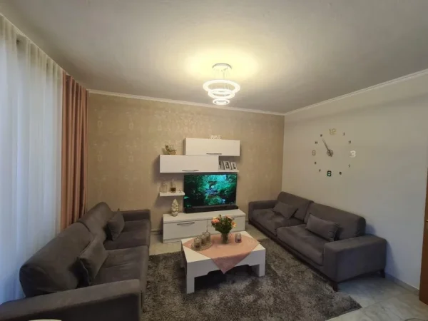 Tirane, jepet me qera apartament 1+1 Kati 5, 70 m² 550 € (rruga bardhyl)