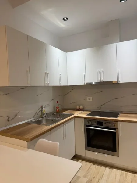 Tirane, jepet me qera apartament 1+1 Kati 1, 60 m² 400 € (Yzberisht)