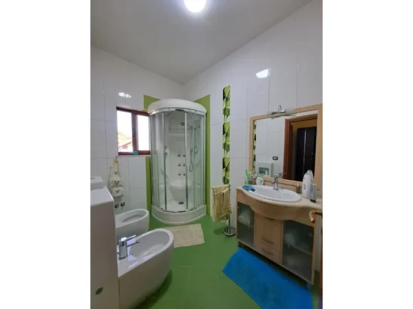 Tirane, jepet me qera apartament 2+1+Ballkon Kati 2, 144 m² 550 € (Selite)