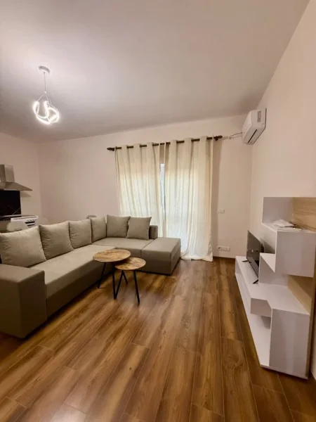 Tirane, jepet me qera apartament 1+1+Ballkon Kati 4, 73 m² 650 € (RRUGA E KAVAJES)