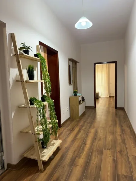 Tirane, jepet me qera apartament 1+1+Ballkon Kati 4, 73 m² 650 € (RRUGA E KAVAJES)