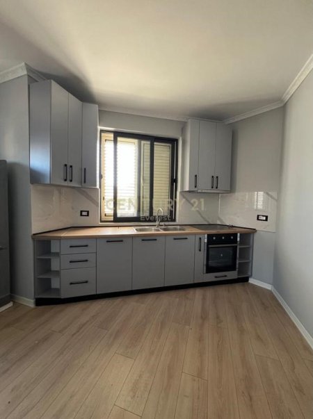 Tirane, jepet me qera apartament 1+1+Aneks+Ballkon Kati 3, 50 m² 550 € 