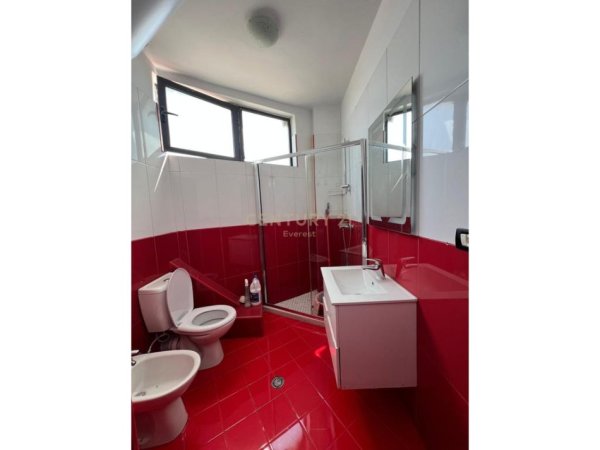 Tirane, jepet me qera apartament 1+1 Kati 3, 55 m² 550 € (everest121840)