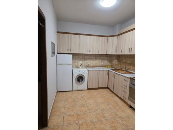 Tirane, jepet me qera apartament 1+1+Ballkon Kati 3, 60 m² 530 € (prestige121402)