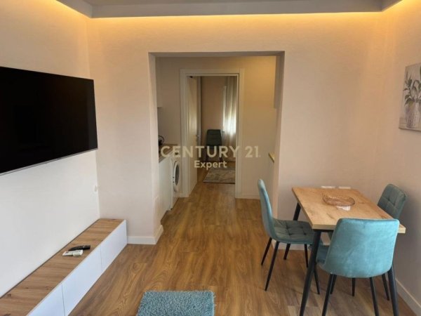 Tirane, jepet me qera apartament 1+1+Ballkon Kati 5, 60 m² 570 € (expert121814)
