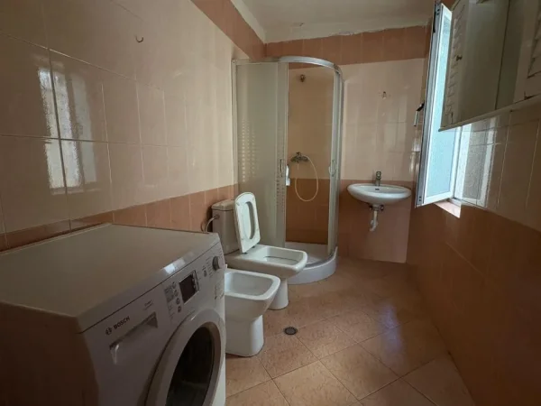 Tirane, jepet me qera apartament 2+1 Kati 5, 75 m² 550 € (ali demi)