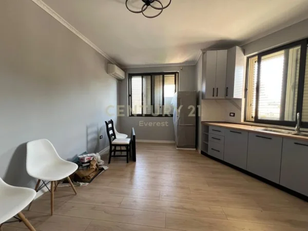 Tirane, jepet me qera apartament 1+1 Kati 3, 55 m² 550 € (Zogu i Zi)