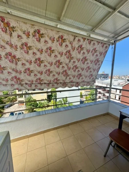 Tirane, jepet me qera apartament 2+1+Ballkon Kati 7, 550 € 
