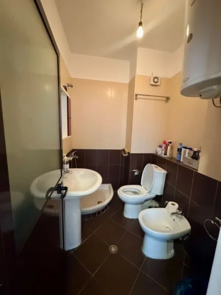 Tirane, jepet me qera apartament 2+1+Ballkon Kati 7, 550 € 
