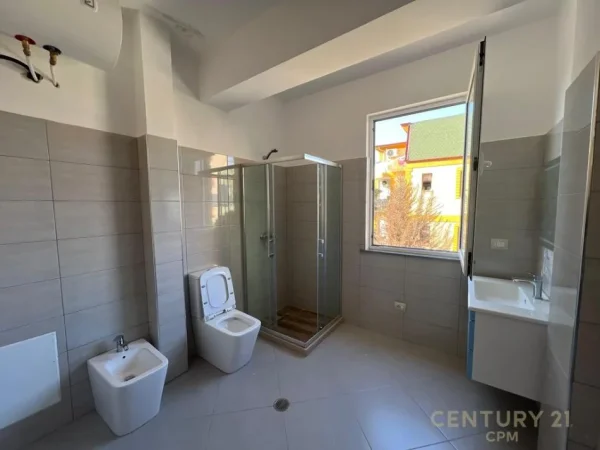 Tirane, jepet me qera apartament 2+1 Kati 3, 125 m² 600 € (Rr.Irfan Tershana)