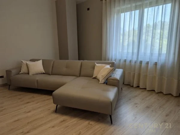 Tirane, jap me qera apartament 3+1 Kati 5, 170 m² 2.500 € (Liqeni i Thate)
