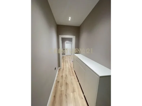 Tirane, jepet me qera apartament 1+1 Kati 1, 76 m² 650 € (prestige120774)