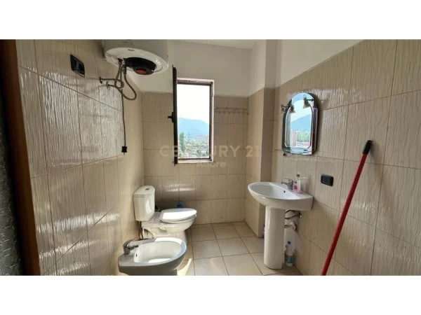 Tirane, jepet me qera apartament 1+1+Ballkon Kati 5, 73 m² 400 € (ADORE120908)