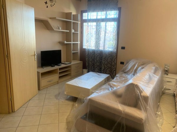 Tirane, jepet me qera apartament 1+1+Ballkon, 33.000 leke (Rruga Anri Buazen)