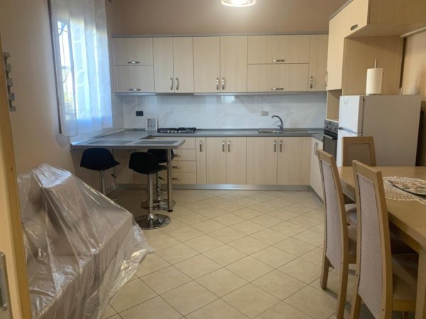 Tirane, jepet me qera apartament 1+1+Ballkon, 33.000 leke (Rruga Anri Buazen)