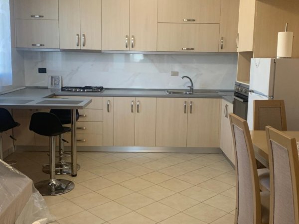 Tirane, jepet me qera apartament 1+1+Ballkon, 33.000 leke (Rruga Anri Buazen)