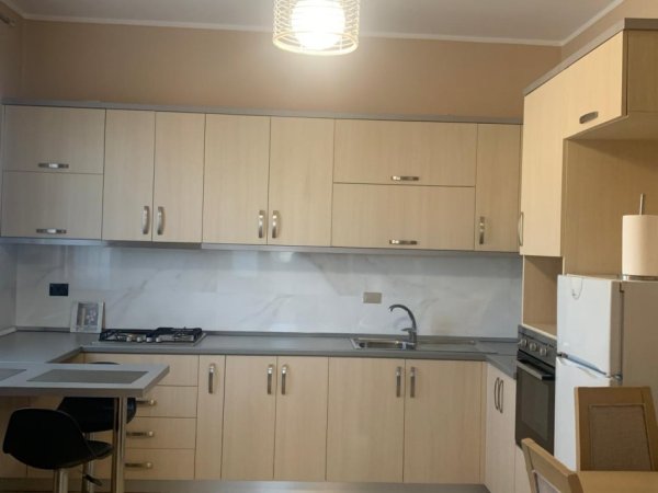 Tirane, jepet me qera apartament 1+1+Ballkon, 33.000 leke (Rruga Anri Buazen)