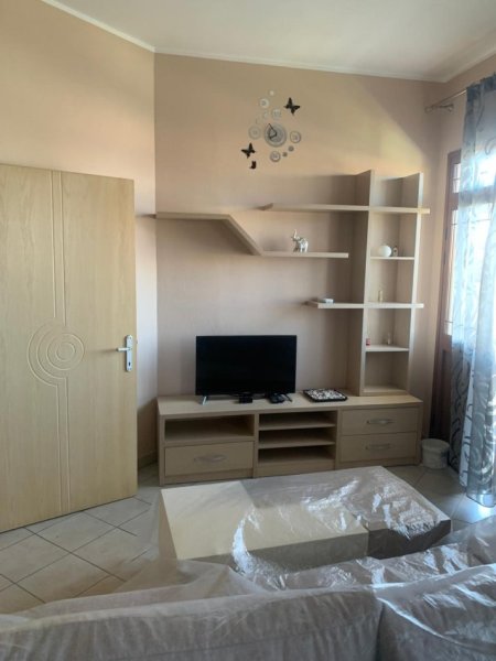 Tirane, jepet me qera apartament 1+1+Ballkon, 33.000 leke (Rruga Anri Buazen)