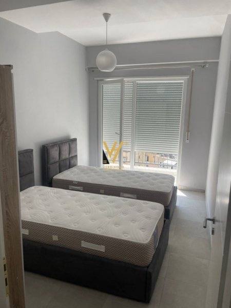 Tirane, jepet me qera apartament 2+1+Ballkon Kati 7, 95 m² 700 € (BRRYLI)