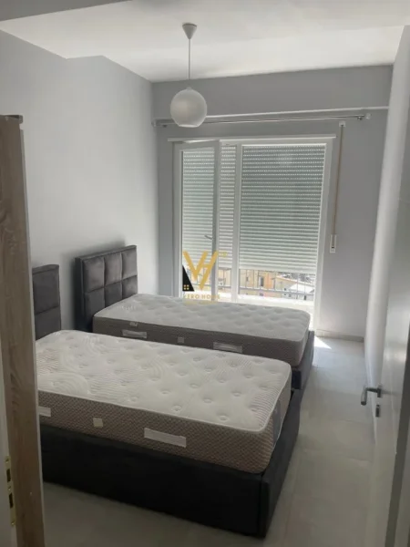 Tirane, jepet me qera apartament 2+1+Ballkon Kati 7, 95 m² 700 € (BRRYLI)