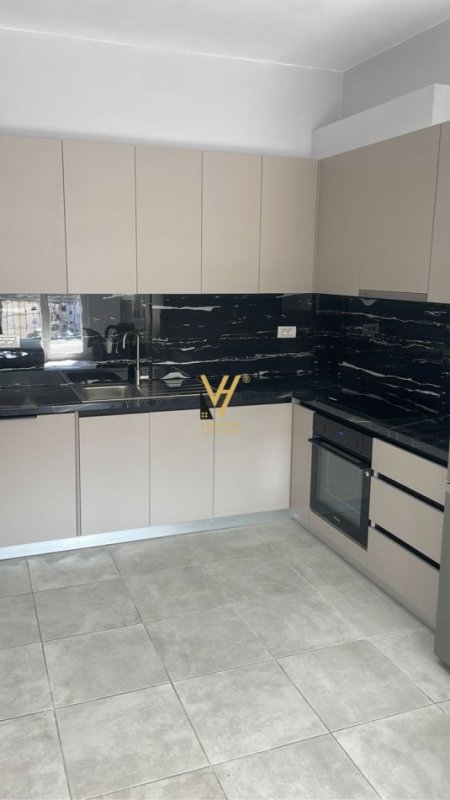 Tirane, jepet me qera apartament 2+1+Ballkon Kati 7, 95 m² 700 € (BRRYLI)