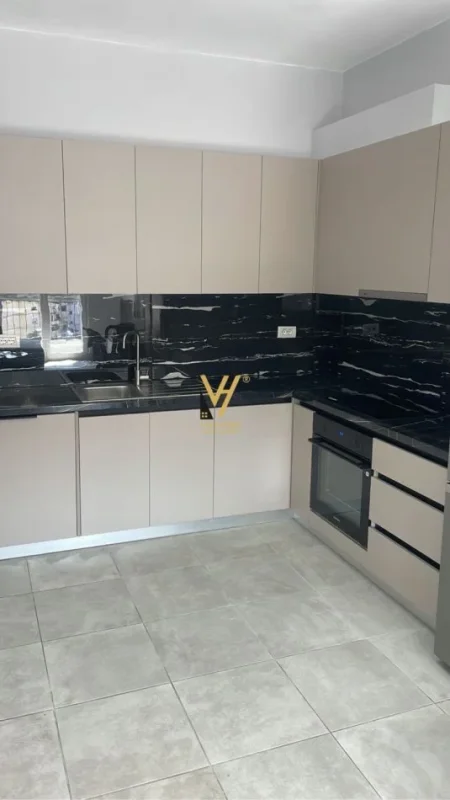 Tirane, jepet me qera apartament 2+1+Ballkon Kati 7, 95 m² 700 € (BRRYLI)