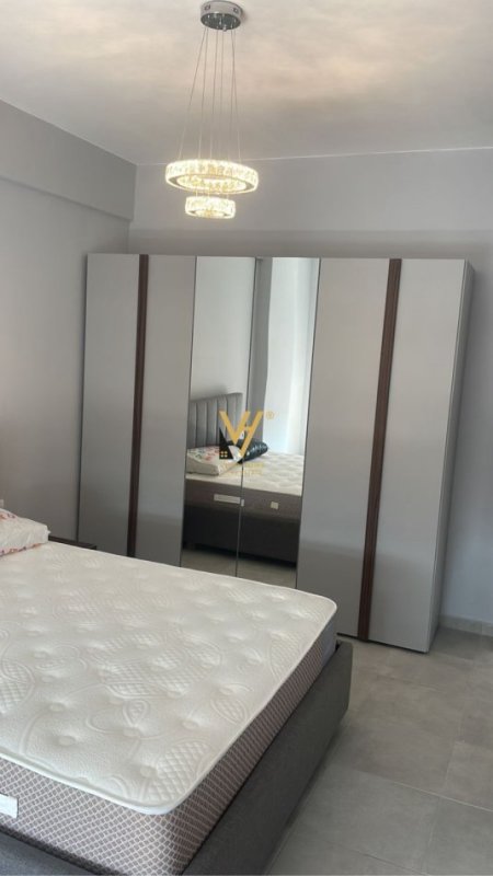 Tirane, jepet me qera apartament 2+1+Ballkon Kati 7, 95 m² 700 € (BRRYLI)