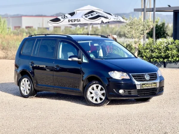 Durres, shitet makine Volkswagen Touran 2010 Manuale 5vende Nafte, e zeze manuale Klima 200 km 58 €