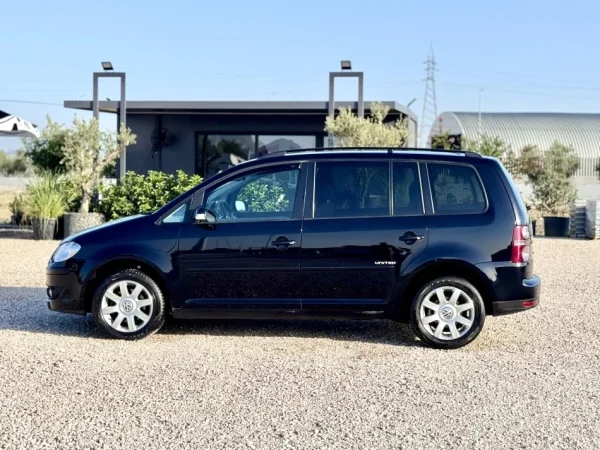 Durres, shitet makine Volkswagen Touran 2010 Manuale 5vende Nafte, e zeze manuale Klima 200 km 58 €
