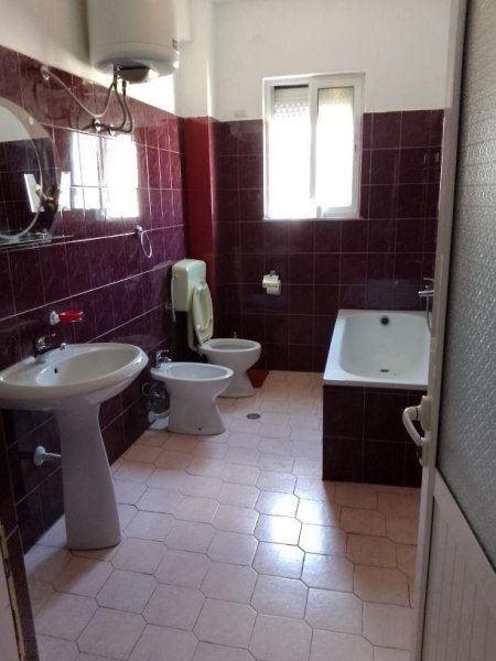 Berat, jepet me qera apartament 2+1+Ballkon Kati 4, 121 m² 250 € 