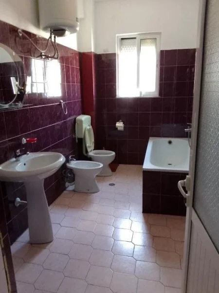 Berat, jepet me qera apartament 2+1+Ballkon Kati 4, 121 m² 250 € 