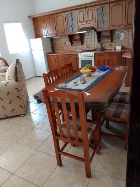 Berat, jepet me qera apartament 2+1+Ballkon Kati 4, 121 m² 250 € 
