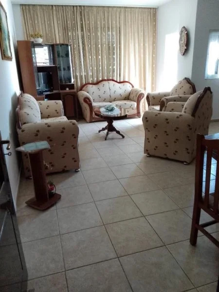 Berat, jepet me qera apartament 2+1+Ballkon Kati 4, 121 m² 250 € 