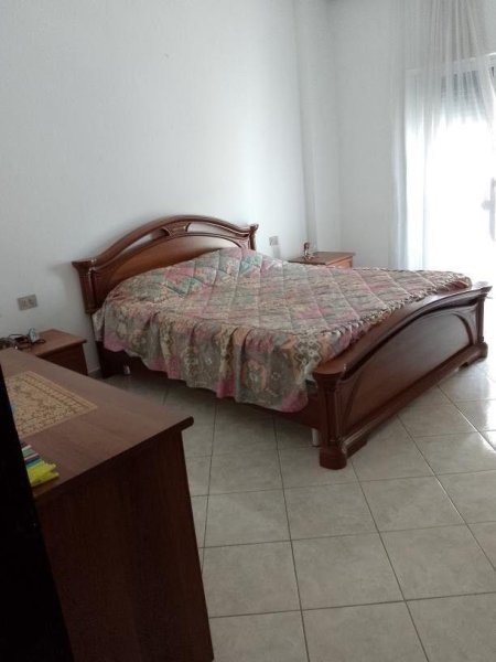 Berat, jepet me qera apartament 2+1+Ballkon Kati 4, 121 m² 250 € 