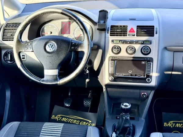 Durres, shitet makine Volkswagen Touran 2010 Manuale 5vende Nafte, e zeze manuale Klima 200 km 58 €