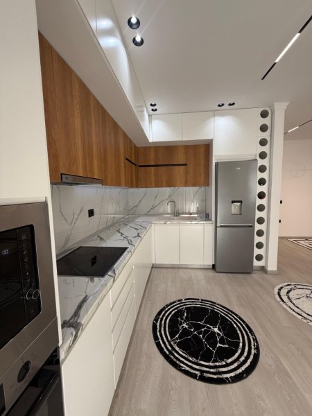 Tirane, jepet me qera apartament 2+1 , 110 m² 650 € 