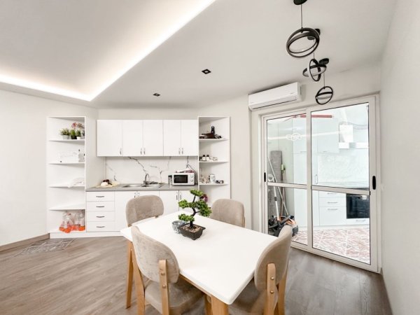 Tirane, jepet me qera apartament 2+1+Ballkon Kati 6, 90 m² 700 € (Don Bosko)