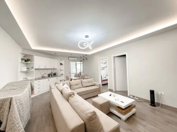 Tirane, jepet me qera apartament 2+1+Ballkon Kati 6, 90 m² 700 € (Don Bosko)
