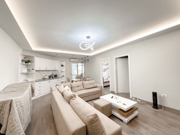 Tirane, jepet me qera apartament 2+1+Ballkon , 700 € (Don Bosko)