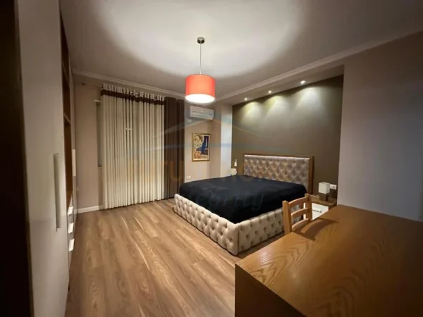 Tirane, jepet me qera apartament 2+1 Kati 4, 122 m² 600 € 
